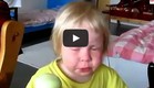 ילדה קטנה אוכלת בצל (צילום: youtube.com)