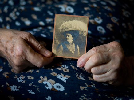 קאטי הולנד ותמונת הסבתא (צילום: AP)