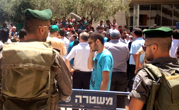 ההפגנה מחוץ לאולם ביהמ"ש, היום (צילום: חדשות 2)