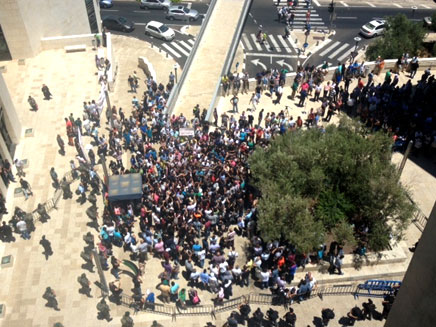 תושבי שפרעם מפגינים בחיפה, היום (צילום: חדשות 2)