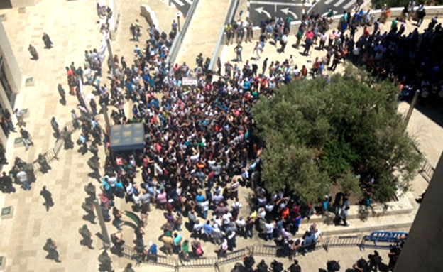 תושבי שפרעם מפגינים בחיפה, היום (צילום: חדשות 2)