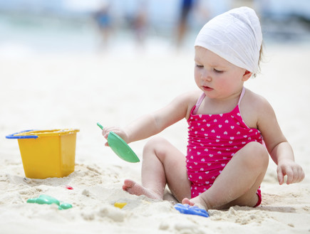 ילדה משחקת בדלי וכף על החול (צילום: אימג'בנק / Thinkstock)