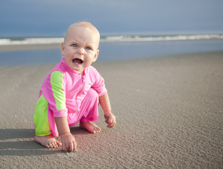 ילדה על החוף (צילום: אימג'בנק / Thinkstock)