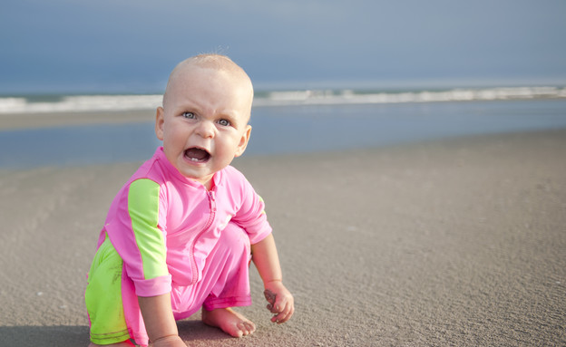 ילדה על החוף (צילום: אימג'בנק / Thinkstock)
