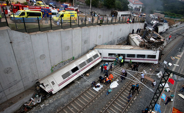 תאונת הרכבת הקטלנית (צילום: רויטרס)