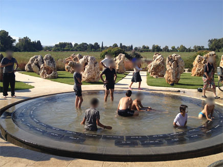 הילדים רוחצים בבריכה שבאנדרטה (צילום: ערוץ 7)