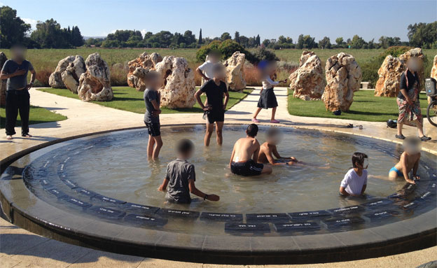 הילדים רוחצים בבריכה שבאנדרטה (צילום: ערוץ 7)