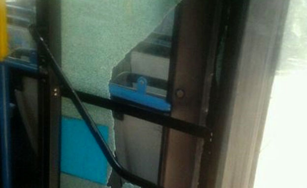אוטובוס הותקף בבית שמש (צילום: קבוצת העיתונאים רוטרניק)