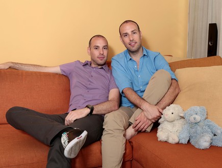 האחים אמיר על הספה (צילום: עודד קרני)