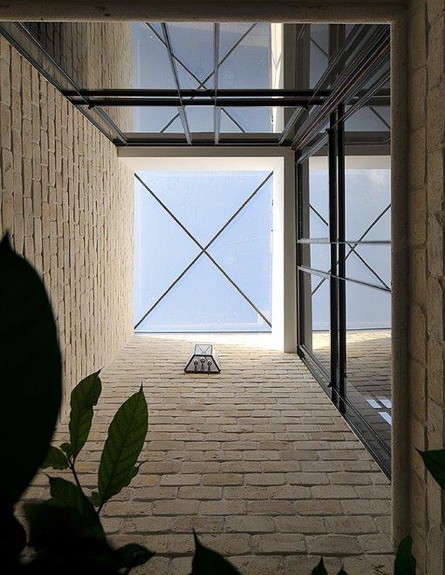 ריקי קורי בכר, חצר מבט למעלה (צילום: שי אדם)
