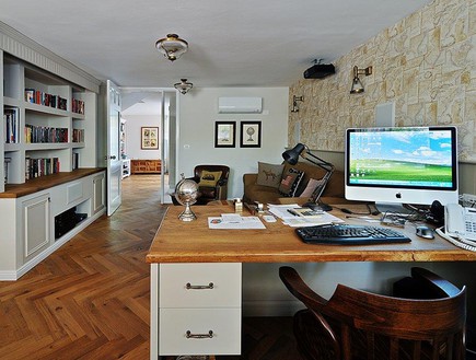 ריקי קורי, חדר עבודה (צילום: שי אדם)