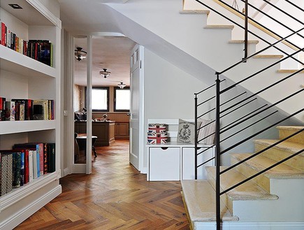 ריקי קורי, חדר עבודה מדרגות (צילום: שי אדם)