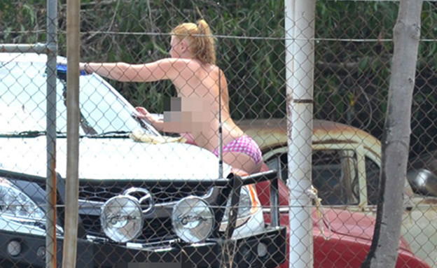 רחצת מכוניות בעירום (צילום: ג'אסטין סאנסון, ntnews.com.au)