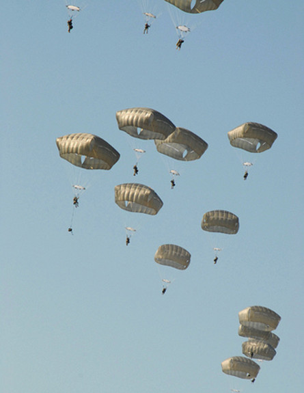 מצנחים מרובעים (צילום: צבא ארצות הברית)