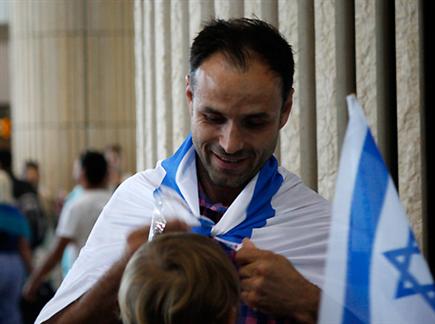 אזרח חדש בישראל. יוליאן סטראט (צילום: מכבי סרוגו ראשל"צ, מערכת האת (צילום: ספורט 5)