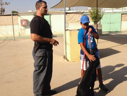 ילד בקורס אילוף כלבים (צילום: משטרת מרחב הנגב, משטרת ישראל)