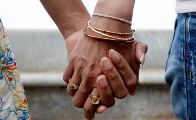 זוג מחזיק ידיים (רויטרס) (צילום: רויטרס)