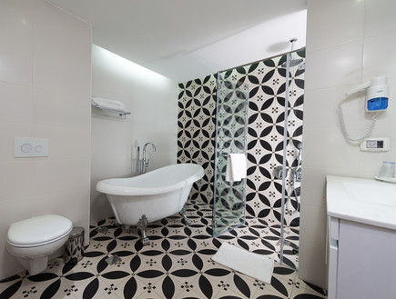 חדר האמבטיה בסוויטת הפרימיום, מלון כפר גלעדי