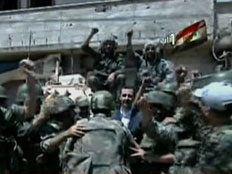 נפגש עם חייליו (צילום: הטלוויזיה הסורית)