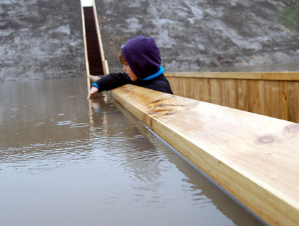 גשרים, בתוך המים ילד (צילום: RO & AD Architects)