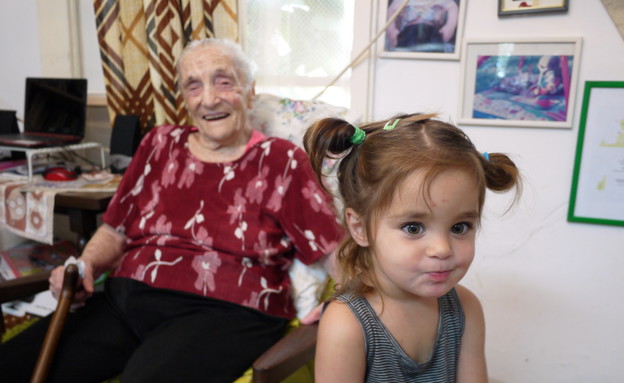 אריאל עם סבתא (צילום: שי גל 2)
