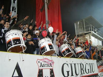 אוהדי אסטרה. קשה לעשות הרבה רעש באצטדיון בבוקרשט (האתר הרשמי של אס (צילום: ספורט 5)