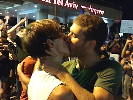 הפגנת נשיקות מול שגרירות רוסיה (צילום: שרון יגרמן מהאגודה למען הלהט