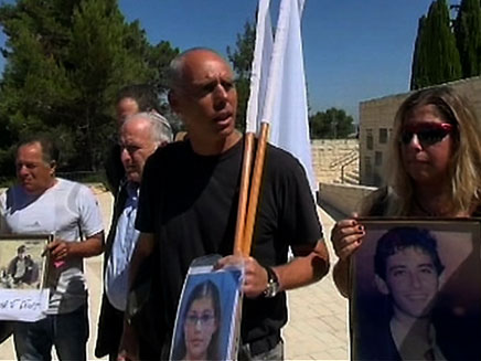 משפחות שכולות מפגינות נגד השחרור (צילום: חדשות 2)