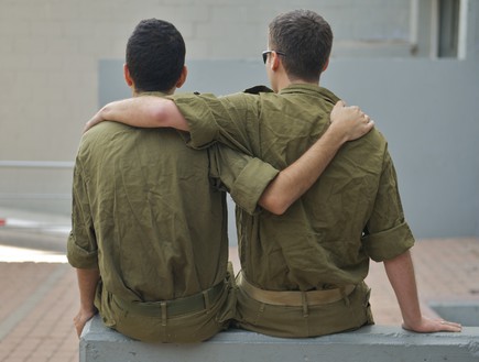 חיילים מתחבקים (צילום: רועי ברקוביץ')