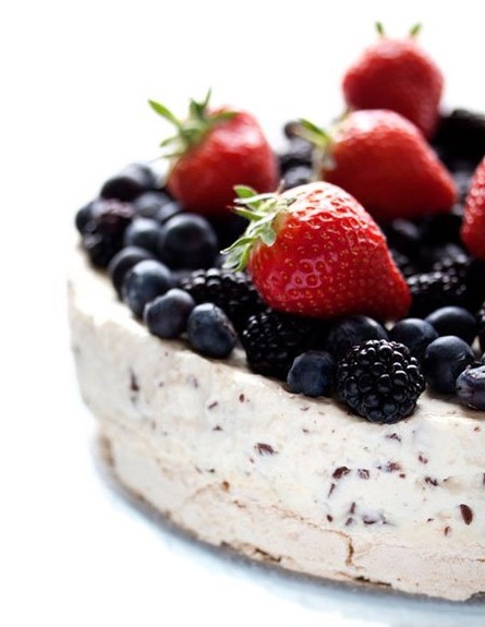 עוגת גלידת מרנג עם פירות יער (צילום: מתוך אתר buzzfeed)