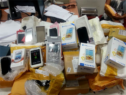 600 טלפונים חכמים נתפסו בדואר (צילום: מכס מרכז)