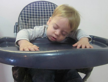 פעילות עצמלה, ילד על כיסא תינוק (צילום: תומר ושחר צלמים)
