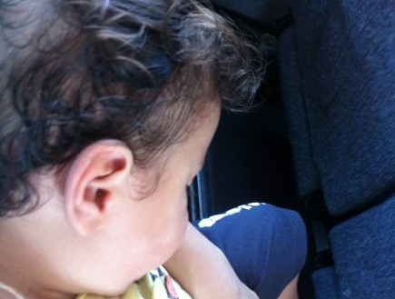 התינוק מזיע באוטובוס לאחר שהנהג הפסיק את נסיעתו (צילום: תומר ושחר צלמים, צילום ביתי)