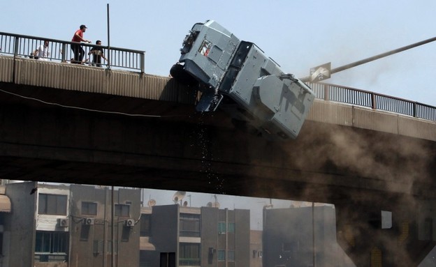 משליכים ג'יפ מגשר (צילום: Aly Hazzaa / El Shorouk )
