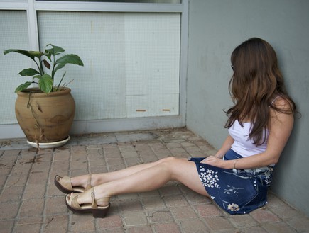 נערה בדיכאון יושבת על הרצפה (צילום: רועי ברקוביץ')