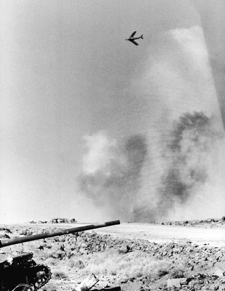מיג סורי מעל כוחות צה"ל ברמת הגולן במלחמת יום כיפו (צילום: Hulton Archive, GettyImages IL)