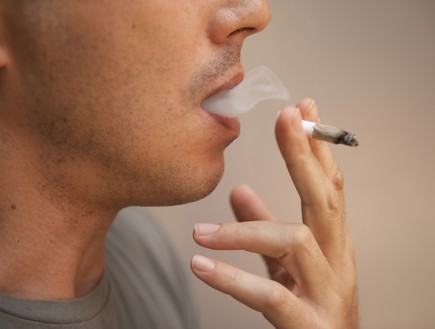 גבר מעשן ג'וינט/סיגריה (צילום: רועי ברקוביץ')