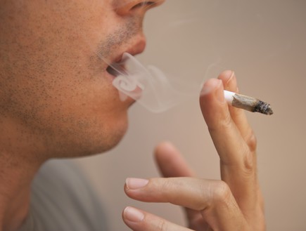 גבר מעשן ג'וינט/סיגריה (צילום: רועי ברקוביץ')