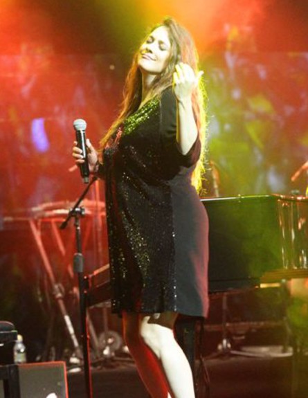 קרן פלס בהופעה (צילום: צ'ינו פפראצי)