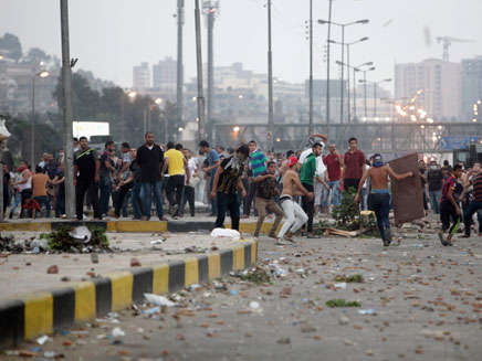 מגנים, תומכים - ומצרים מדממת (צילום: רויטרס)