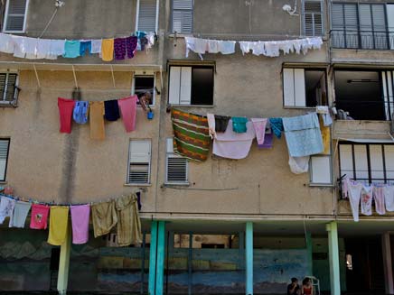 תלתה כביסה ונפלה. ארכיון (צילום: AP)