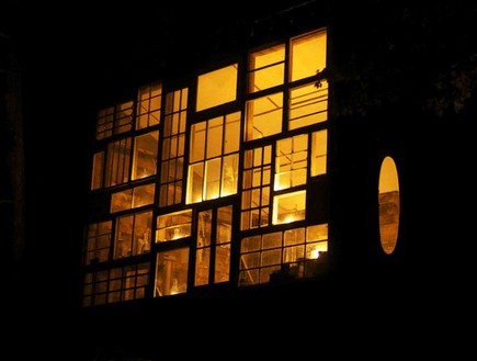 בית חלון, תאורה  (תמונת AVI: oldworldgrange.tumblr.com)