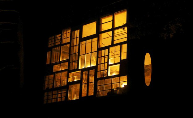 בית חלון, תאורה  (תמונת AVI: oldworldgrange.tumblr.com)