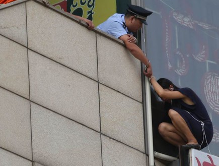 השוטר אזק את עצמו לצעירה שניסתה להתאבד (צילום: dailymail.co.uk)