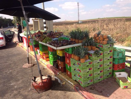 דוכן ירקות בתחנת אוטובוס (צילום: משטרת ישראל)
