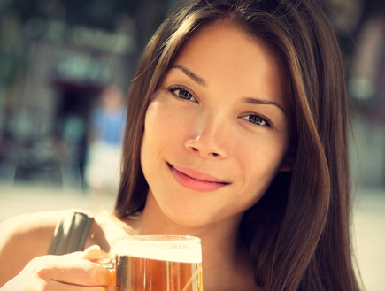 אישה שותה בירה- המצאות נשים (צילום: Thinkstock)
