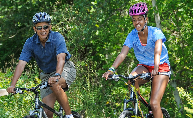 ברק אובמה ובתו מליה בחופשת הקיץ  (צילום: Pool, GettyImages IL)