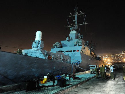 ספינת חיל הים מתכוננת להשתלטות על המרמרה (צילום: מיכאל שבדרון, דובר צה