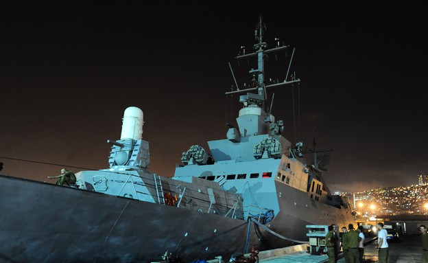 ספינת חיל הים מתכוננת להשתלטות על המרמרה (צילום: מיכאל שבדרון, דובר צה"ל)