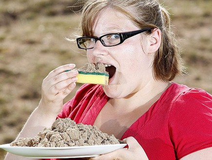 קלי-מארי פירס אוכלת חול (צילום: dailymail.co.uk)